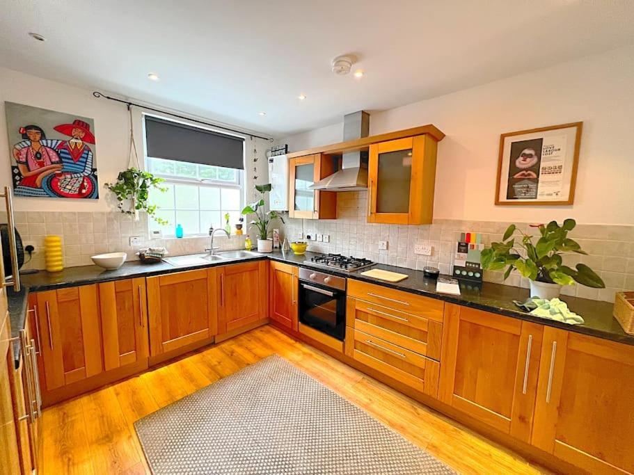 True Colours Apartment In Central Location Bangor  Exterior photo